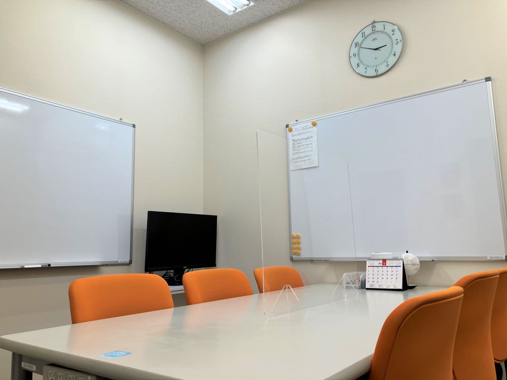 会議室_4名~6名用の会議室が2部屋ございます。