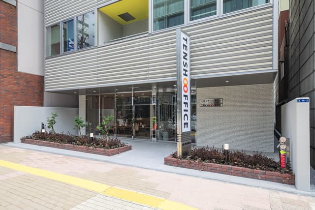 外観_エントランス。オートロックセキュリティにより安全性を確保しています。