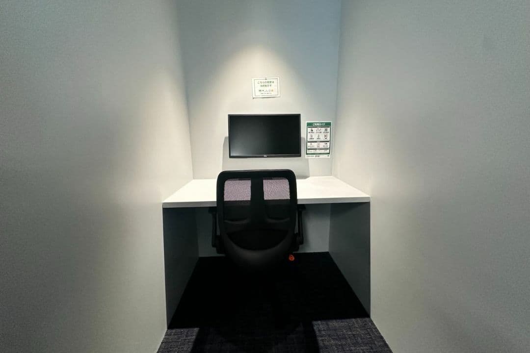 専有部_個室。家具、モニター付きです。