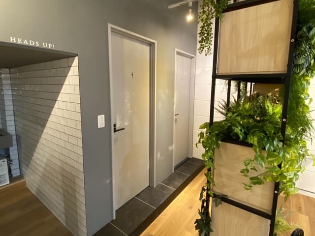 設備_トイレ。男女別トイレを完備しています。