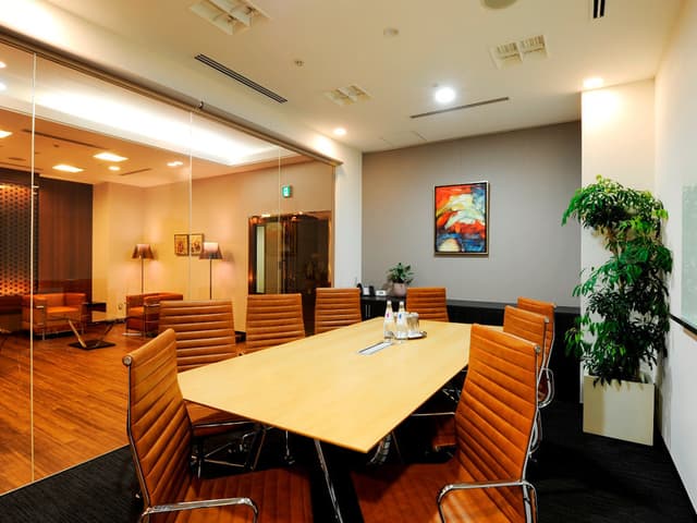会議室_ガラス張りの壁にはカーテンがつけられているので重要な会議なども安心です©Regus