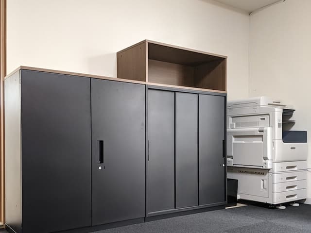 設備_複合機。その他にもシュレッダーやラミネーターなど豊富なオフィス備品をご用意しています。