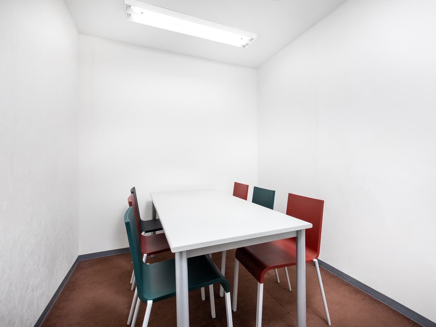 共用部_会議室。お客様との商談などの際に便利な時間貸しの会議室もございます。