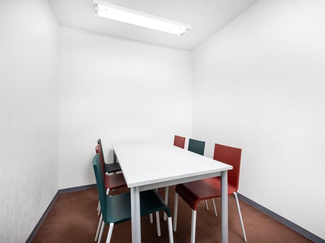 共用部_会議室。お客様との商談などの際に便利な時間貸しの会議室もございます。