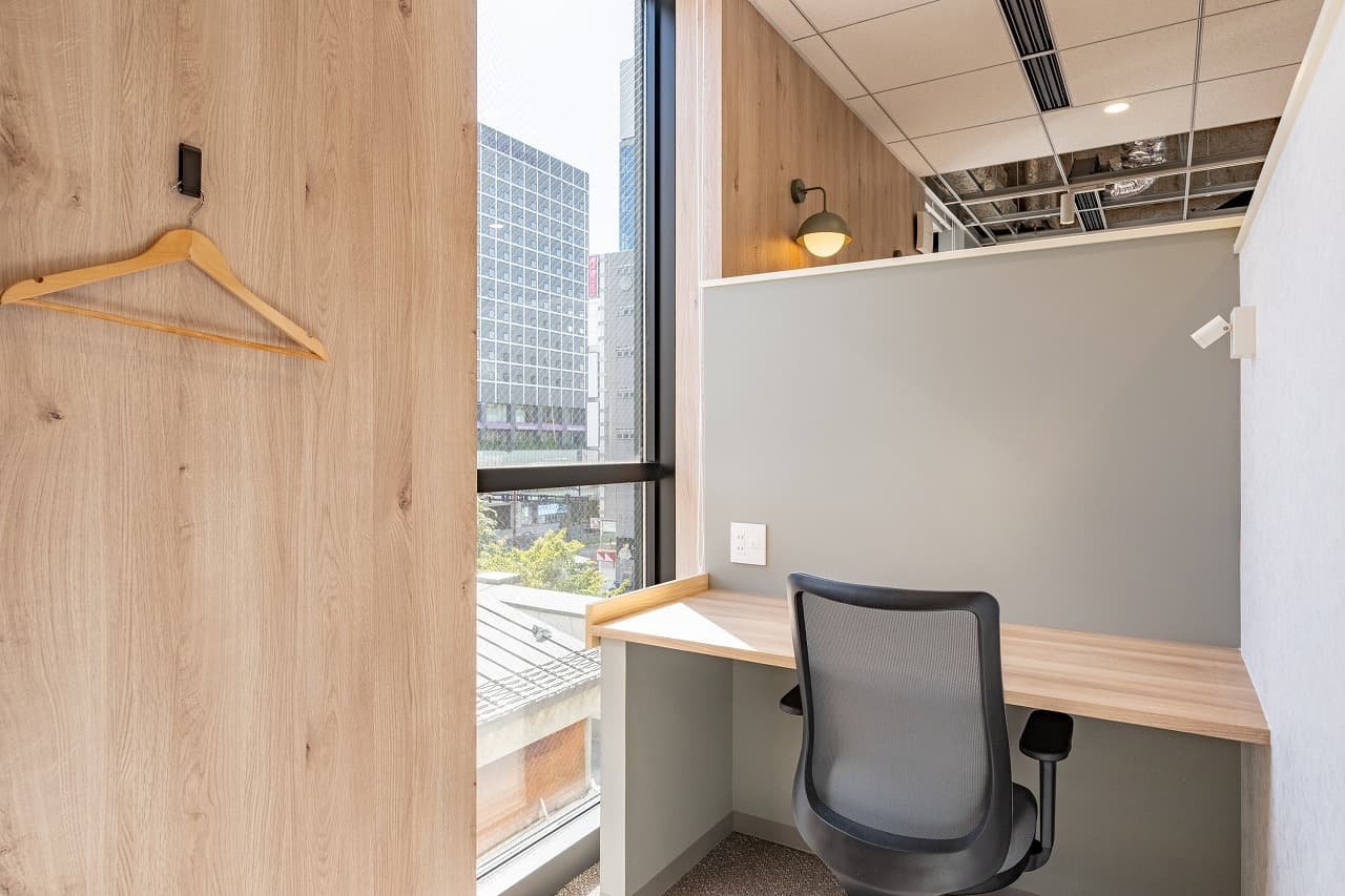 専有部_ブース席。半個室タイプのお部屋です。©bizcomfort