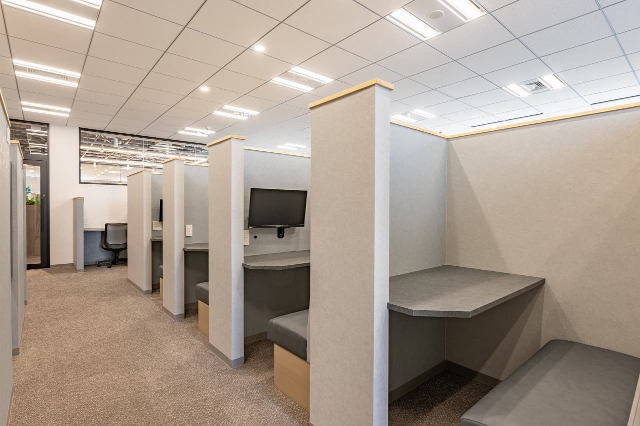 共有部_ワークブース。静かに集中して過ごしたい方におすすめです。©bizcomfort