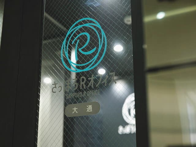 外観_エントランス。エントランスの手前に郵便ポストと宅配ボックスがあります。