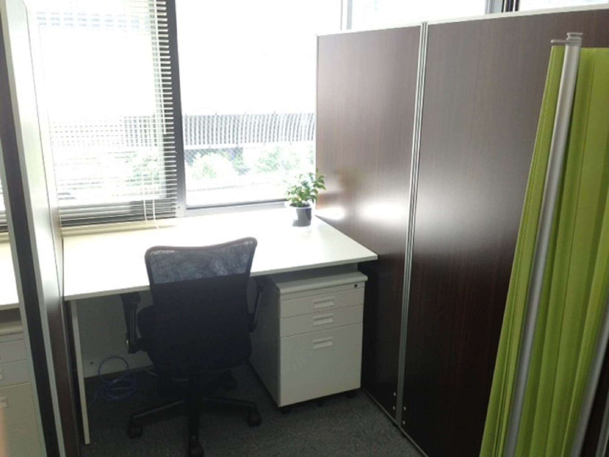 ブース席_収納、間仕切りが完備されたブース席です。