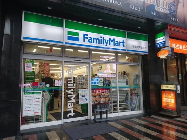 近隣のコンビニ_ファミリーマート 新宿歌舞伎町店(徒歩1分)