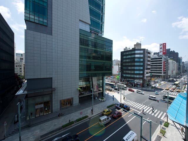 外観_交差点沿いにある視認性も高い場所にあります。
