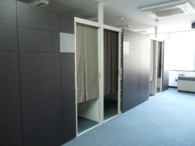 共用部_ブースタイプのお部屋との間には仕切りが用意され、周りの目を気にせずに作業に取り組めます。
