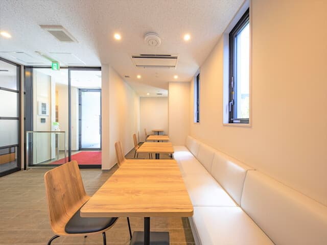 共有部_カフェラウンジ。椅子やソファーが並べてあり、使い勝手の良い空間です。