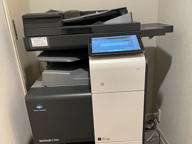 設備_複合機。複合機のほか、シュレッダーや裁断機、大型ホッチキスなどをご用意しています。