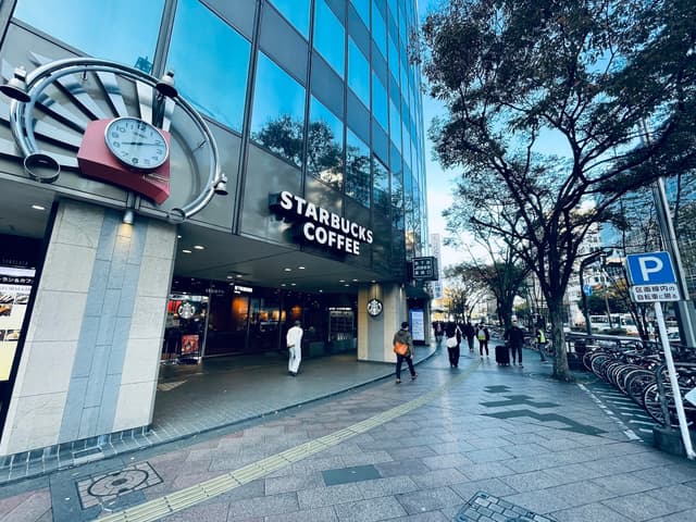 スターバックス_徒歩15秒_博多駅とセンターの間にあります