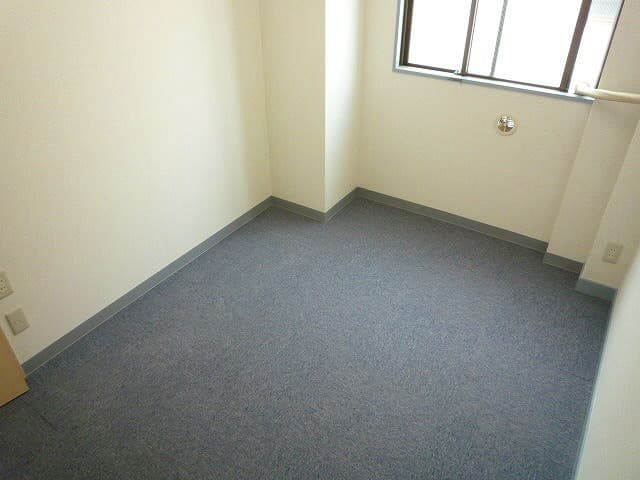 個室_3名個室の一例です_各個室にコンセントと有線LANがついております_