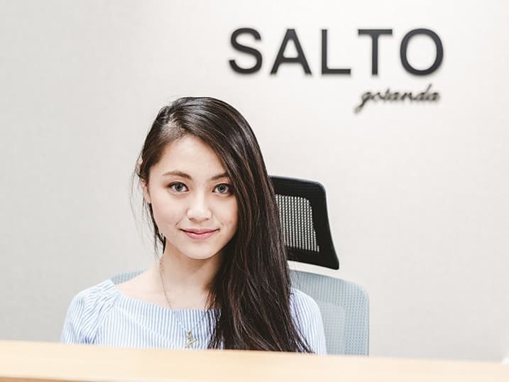 受付_常駐の受付スタッフが、皆さまのビジネスをきめ細かにサポート。  来客時の応対や郵送物預かりのほか、会議やセミナー開催時に は、準備に手間のかかる机や椅子、OA機器のセッティング等にも対応可能です。