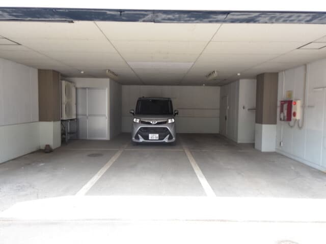 外観_ビルの1階部分には駐車場があります。