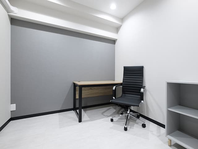専有部_個室。オフィス家具・インターネット設備が備えられています。