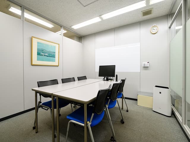 共用部_会議室。商談などで利用できる、有料会議室です。