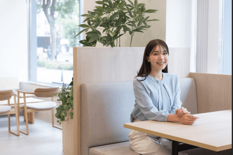 明るく開放的なラウンジです。