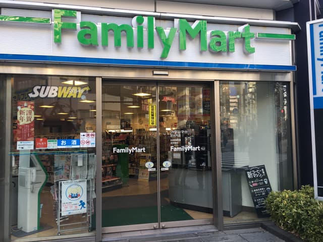 近隣のコンビニ_ファミリーマート芝大門店(徒歩2分)