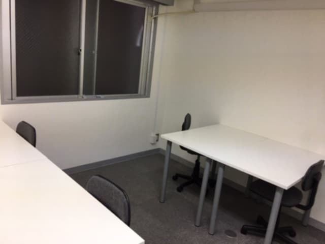 個室_白を基調とした部屋となっています。ご自身で自由にカスタマイズ可能な空間です。