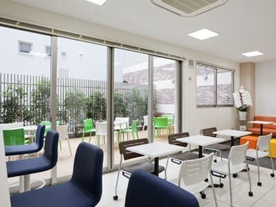 共用部_ラウンジ。1階部分のラウンジカフェは、無料でいつでもお使いいただけます。※画像はイメージです。