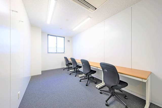 専有部_個室。家具付き、インターネット環境を完備しています。