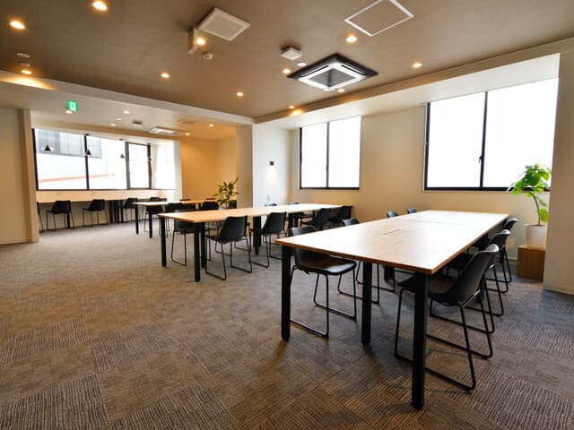 共用部_フリーデスク。フリーデスク全席に電源が設置されています。