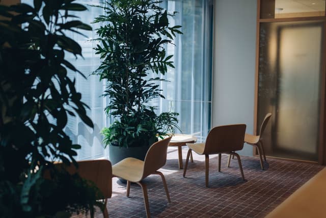 共用部_3Fラウンジ。窓に面した明るい空間です。