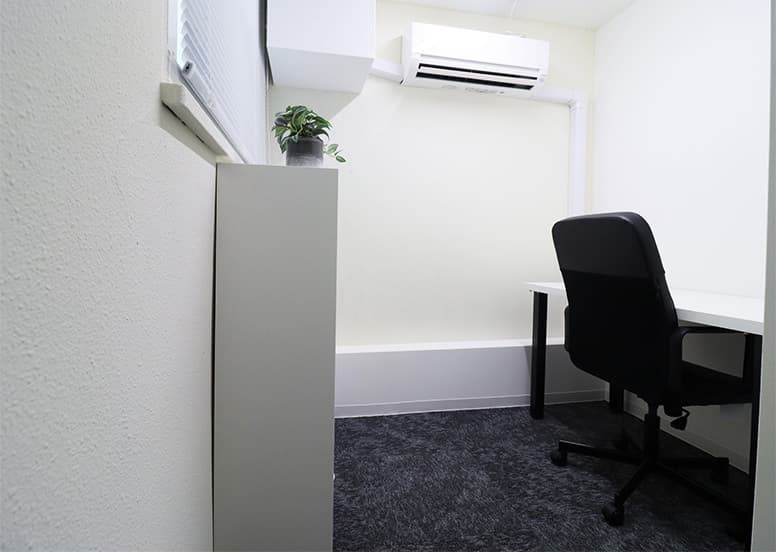 専有部_個室。家具付き、インターネット環境完備ですぐに作業を始めることができます。