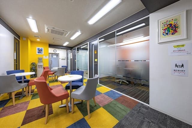 共用部_多目的ホール。休憩やお打ち合わせなどにご利用いただける多目的ホールがオフィス一階にあります