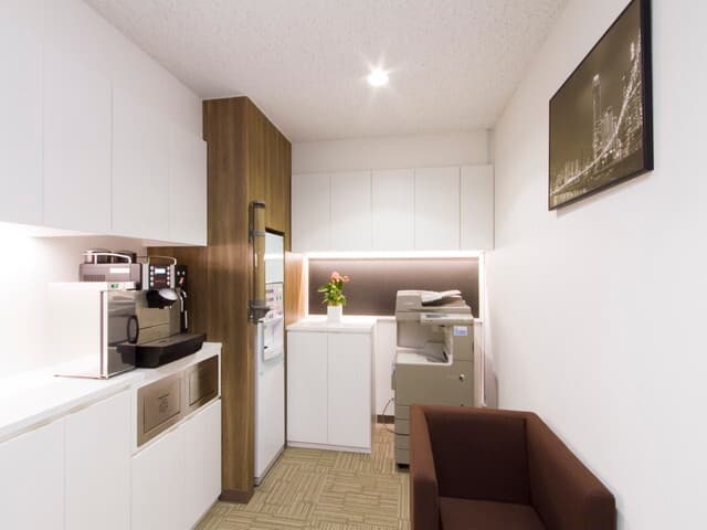 設備_充実したドリンクサーバーに加え、複合機などの設備が整えられています。