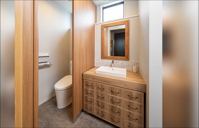 サニタリー_心地よく利用して頂ける様、広く快適な女性用トイレをご用意しております。メイク道具などを収納できる入れ付きです。©MID POINT