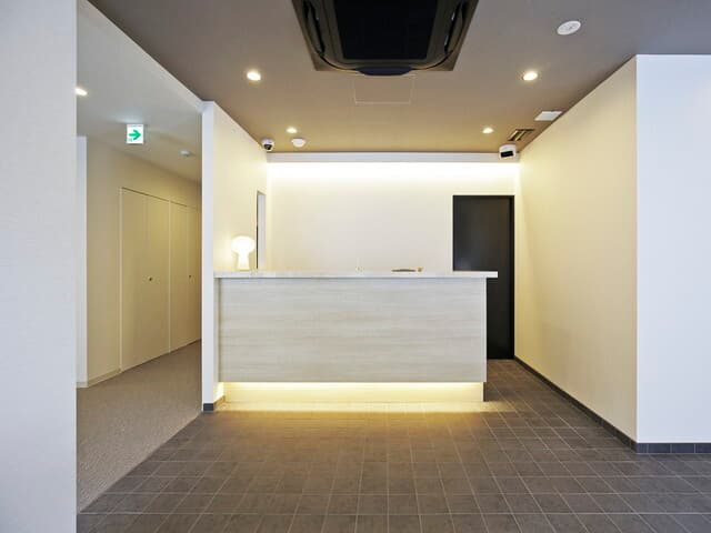 外観_エントランス。ホテル仕様のオシャレなデザインが施されています。