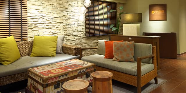 ラウンジ_どこかエキゾチックで暖かみのある家具