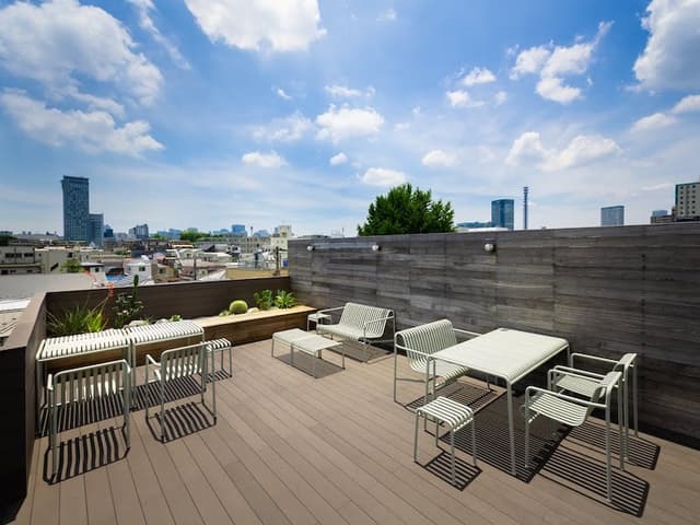 共用部_屋上ルーフテラス | 天気の良い日は、気分転換に屋外でお仕事をすることが可能