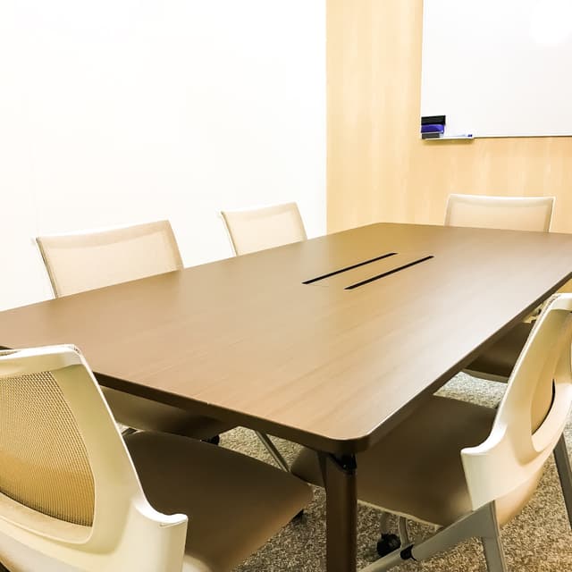 会議室_ホワイトボードが設置されているので新しいアイデアをすぐに共有する事が出来ます