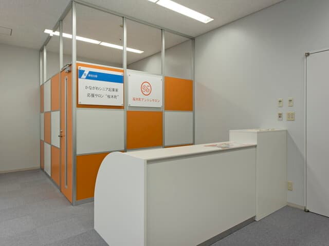 外観_受付。基本料金内で郵便物対応などの受付サービスが受けられます。