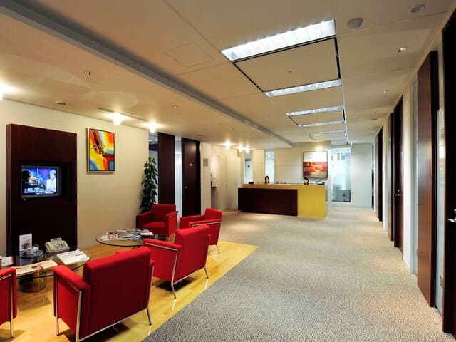 共用部_ビジネスラウンジ。開放的なラウンジは、休憩、打ち合わせ、入居者様同士の交流など幅広い用途に利用いただけます。