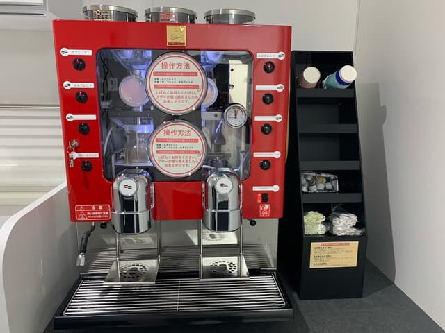 設備_コーヒーマシン。無料でコーヒーなどのドリンクをお楽しみいただけます。