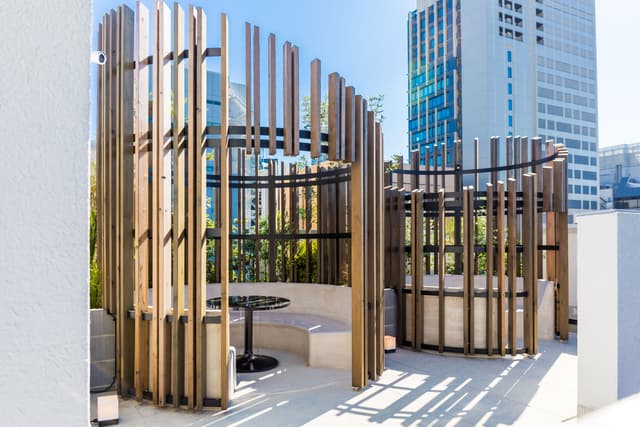 共用部_屋上。休憩のほか、打ち合わせもできるスペースです。