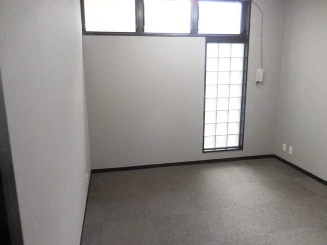 個室_個室の一例です。窓が多くあるため日光がよく入り明るい部屋です。