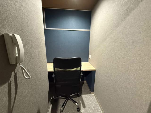 専有部_個室。家具、インターネット環境完備です。