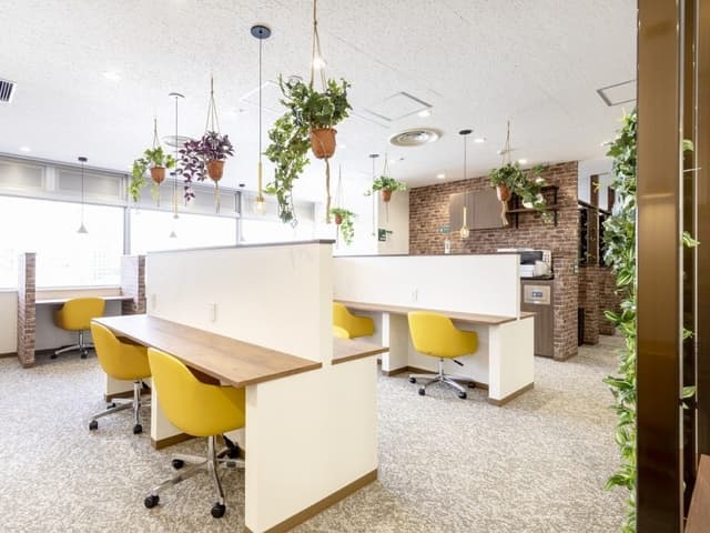 共用部_カフェブース。仕事をしながらのランチミーティングなどにご利用いただけるワークスペースです。©bizcomfort