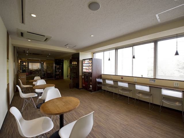 共用部_ビジネスラウンジ。商談や打ち合わせスペースとしてもご活用いただけます。
