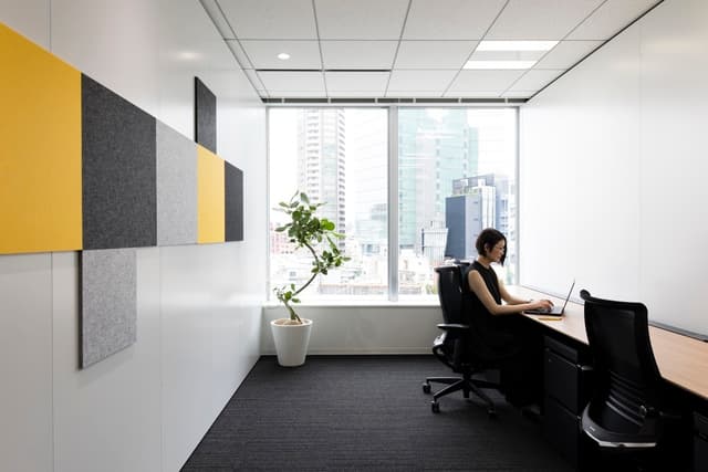 個室_机、椅子サイドデスクなどの家具が備え付けです