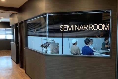 セミナールーム_ガラス張りですがブランドがつけられているので集中してセミナーを行えます