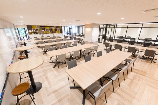 フリーデスク_開放的にスペースでの作業は効率も上がります