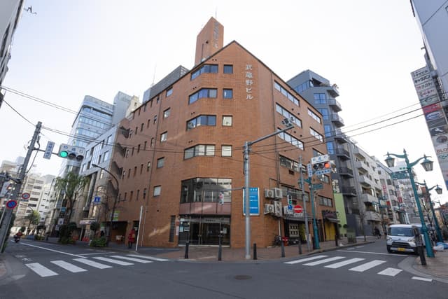 外観_新宿三丁目駅より徒歩1分の場所にあります。